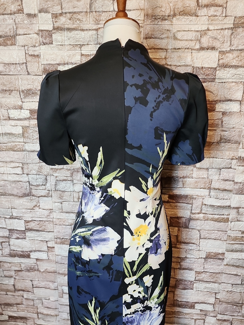 Karen Millen Floral V-Neck Sheath Dress - Navy & White - Picture 4 of 11
